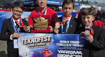 Çorumlu öğrenciler TEKNOFEST'teki Türkiye birinciliği ödülünü Cumhurbaşkanı Erdoğan'ın elinden aldı