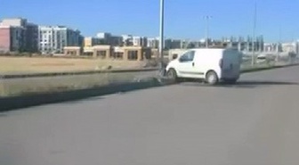 Diyarbakır Bağlar'da refüje çıkan hafif ticari araçta 1 kişi yaralandı