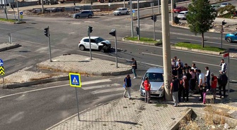 Diyarbakır Kayapınar'da iki araç çarpıştı, yaralanan 3 kişi hastaneye kaldırıldı