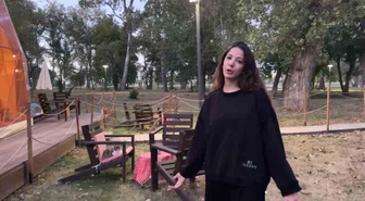 Edirne'de kedi ile yılanın bahçedeki kapışması kamerada! Patileriyle yılana hamle yaptı