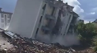 Elazığ'da depremde ağır hasar alan 5 katlı bina, iş makinesi dokununca çöktü