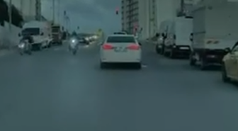 Esenyurt'ta hatalı U dönüşü yapan ticari araç motosiklete çarptı, sürücü yaralandı