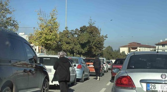 Eskişehir'de KPSS adayları Odunpazarı'nda trafikte araçlarından inip koştu