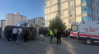 Eskişehir Sivrihisar'da çarpışan minibüs yan yattı, 5 kişi hafif yaralandı