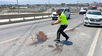 Hatay'da kaza sonrası yola dökülen yağı avuçlarıyla taşıdığı kumla kapatan trafik polisi takdir topladı