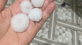 Hatay'da ceviz büyüklüğünde dolu yağdı, Altınözü ilçe stadyumu beyaza büründü