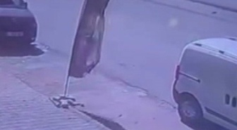 Hatay'da kamyonet park halindeki otomobile çarptı, kadın ezilmekten son anda kurtuldu