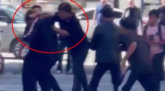 Mağaza önünde muştalı saldırı! 7 kişi 1 genci aralarına alıp dehşeti yaşattı, korkunç anlar kamerada