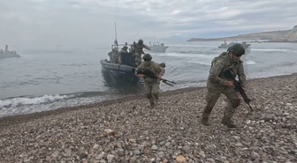 İzmir Foça'da komandolar deniz hücum harekatı eğitimi gerçekleştirdi