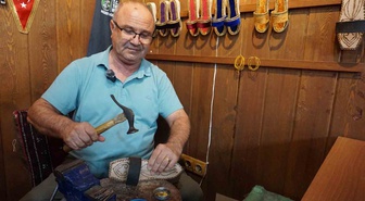 İzmir Tire'de takunya ustası Nihat Yakın, plastikle ölmeye yüz tutan mesleği yaşatıyor