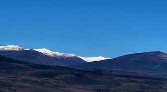 Kars Arpaçay'da yüksek dağların zirveleri mevsimin ilk karıyla kaplandı