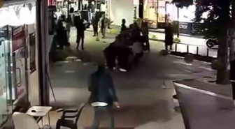 Gölcük'te cadde ortasında dehşet! Kalabalık grup kadın ve kızını darbetti, o anlar kamerada