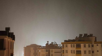 Kozan'da fırtına sırasında deprem de oldu! Yıldırım isabet eden binadan kopan betonlar otomobillere düştü