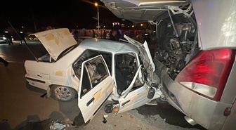 Malatya'da Siirt-Samsun otobüsüne çarpan otomobildeki 3 kişi yaralandı, 1'i ağır