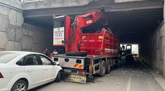 Malatya'da seyir halindeki vinç köprüye çarptı, arkadan gelen otomobil de vince çarptı! 4 yaralı