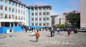 Muş'ta binlerce aday KPSS Ön Lisans oturumunda kamu personeli olmak için ter döktü