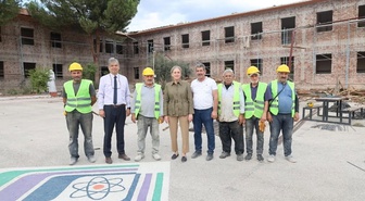 Nazilli Kaymakamı, deprem güçlendirmesi süren iki okulu yerinde inceledi