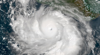 Nolo Kasırgası, Hawaii'nin batısında saatte 185 km rüzgarla kategori 3'e yükseldi.