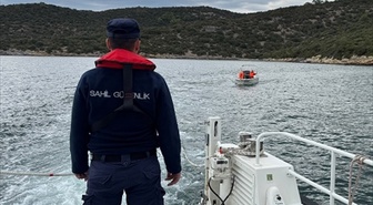 Sahil Güvenlik Milas açıklarında arızalanan tekneyi 2 kişiyle Güllük Marina'ya çekti