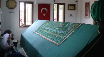 Sakarya Erenler'deki Sakar Baba Türbesi cuma günleri yoğun ziyaretçi çekiyor