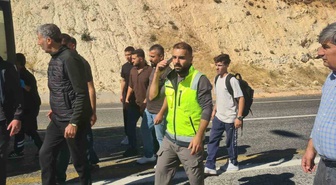 Siirt-Eruh kara yolunda devrilen ponza yüklü tırda 1 kişi ağır yaralandı