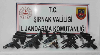 Şırnak'ta jandarma operasyonunda 3 tırda 19 tabanca ve uyuşturucu ele geçirildi