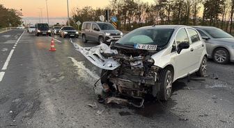 Tekirdağ Çorlu'da iki otomobil kafa kafaya çarpıştı, 5 kişi yaralandı