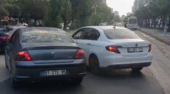 Adana'da trafikte tartışan iki sürücü 180 bin lira ceza yüzünden araçtan inmedi! Kavga camdan cama sürdü