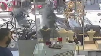 Adana'da çantasını kapan kapkaççıların peşinden koştu! Motosikleti süren şüpheli tutuklandı