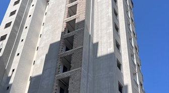 Adana Seyhan'da 11. katta mahsur kalan 2 işçi itfaiye merdiveniyle kurtarıldı