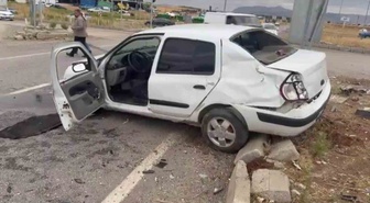 Adıyaman Kahta'da kafa kafaya çarpışan otomobillerde 5 kişi yaralandı