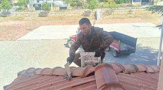 Afyonkarahisar Bolvadin'de mahalle muhtarı okulun çatısını ücretsiz onardı