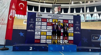 Akhisarlı bisikletçiler Konya'daki pist kupasında altın, gümüş, bronz madalya kazandı