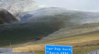 Ardahan Posof'ta Ilgar Dağı'nda kar ve tipi sürücülere zor anlar yaşattı