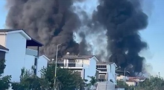 Aydın Kuşadası Davutlar'daki pazarda tüpler patladı, söndürme çalışmaları sürüyor