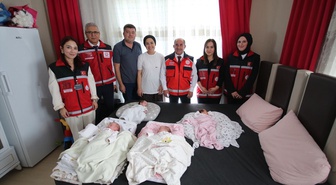 Bakan Göktaş, Antalya'da dördüz bebekleri olan çiftle görüntülü görüştü