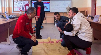 Balıkesir'de öğretmen ve personele uygulamalı ilk yardım yenileme eğitimi verildi