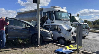 Çanakkale'de freni patladığı iddia edilen tanker 4 otomobile çarptı, 4 kişi yaralandı