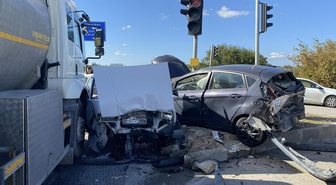 Çanakkale Lapseki'de kırmızı ışıkta bekleyen 4 otomobile tanker çarptı, 4 kişi yaralandı