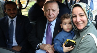 AileFest'e Cumhurbaşkanı Erdoğan sürprizi! Çocuklarla sohbet etti, fotoğraf çektirdi