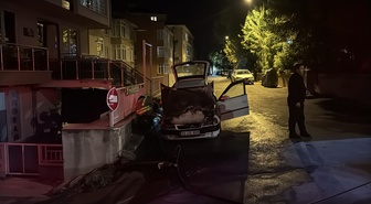 Edirne'de park halindeki otomobilin motorunda çıkan yangın itfaiyece söndürüldü