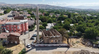 Elazığ'da depremde hasar gören 300 yıllık Aksaray Camii 6 yıldır restorasyon bekliyor