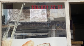 Elazığ Keban'da polis, telefon dolandırıcılığına karşı afiş asıp broşür dağıtıyor