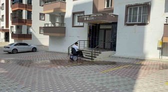 Tekerlekli sandalyedeki Furkan'ın deprem çaresizliği! Rampasız apartmandan çıkmak için asansöre binmek zorunda kaldı