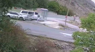 Gümüşhane'de minibüs dolmuş durağına savruldu! Durakta bekleyen kadın kazadan kıl payı kurtuldu