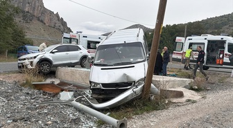 Gümüşhane'de Kale köyü mevkisinde panelvan ile otomobil çarpıştı, 4 kişi yaralandı