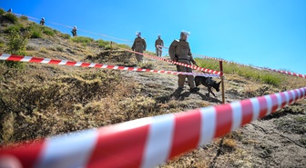 Hakkari Çukurca'da ÖMAT timleri 1995'te boşaltılan köyleri mayından arındırıyor