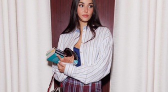 Hande Erçel Valentino defilesinde elindeki Orhan Pamuk kitapları dikkat çekti