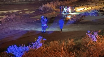 Hatay İskenderun'da mahsur kalan otomobildeki anne ve 2 evladını itfaiye kurtardı