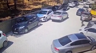 Hatay Kırıkhan'da el freni çekilmemiş otomobili güvenlik görevlileri koşarak durdurdu